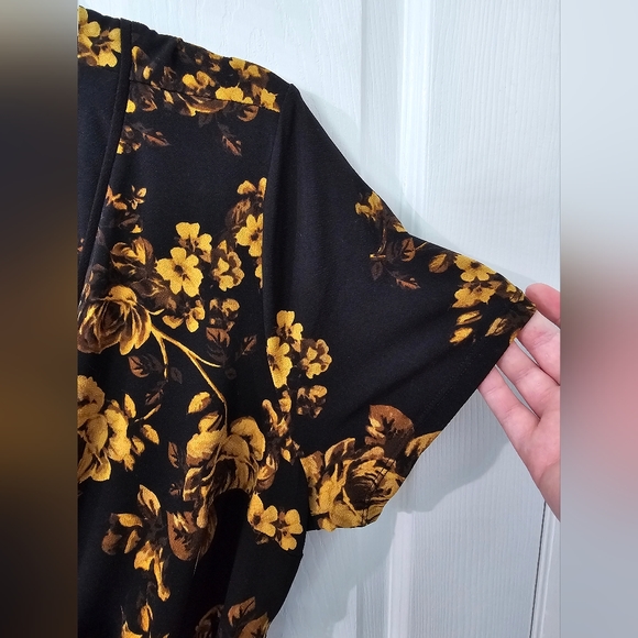 Torrid Black and Gold Floral Wrap Top with Tie in Size 2 - Picture 4 of 6